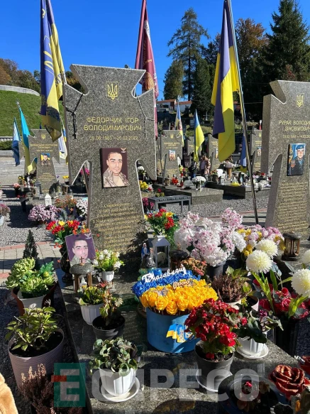 пошкоджені могили на Личаківському цвинтарі
