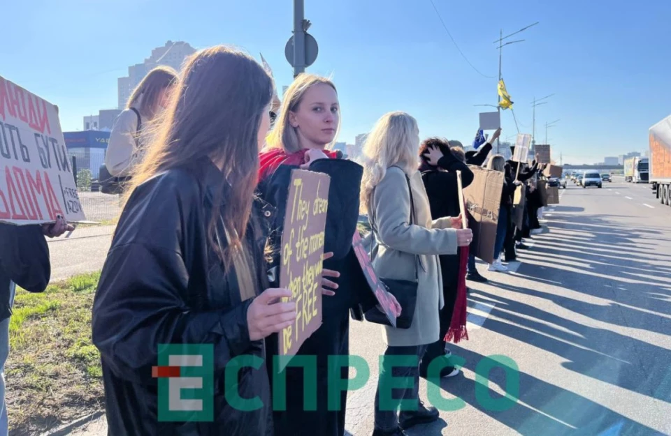 Акція "Не мовчи! Полон вбиває!" біля столичного метро "Позняки" (20.10.2024)