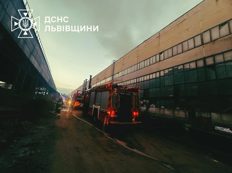 У Львові на території ЛАЗу знову спалахнула пожежа