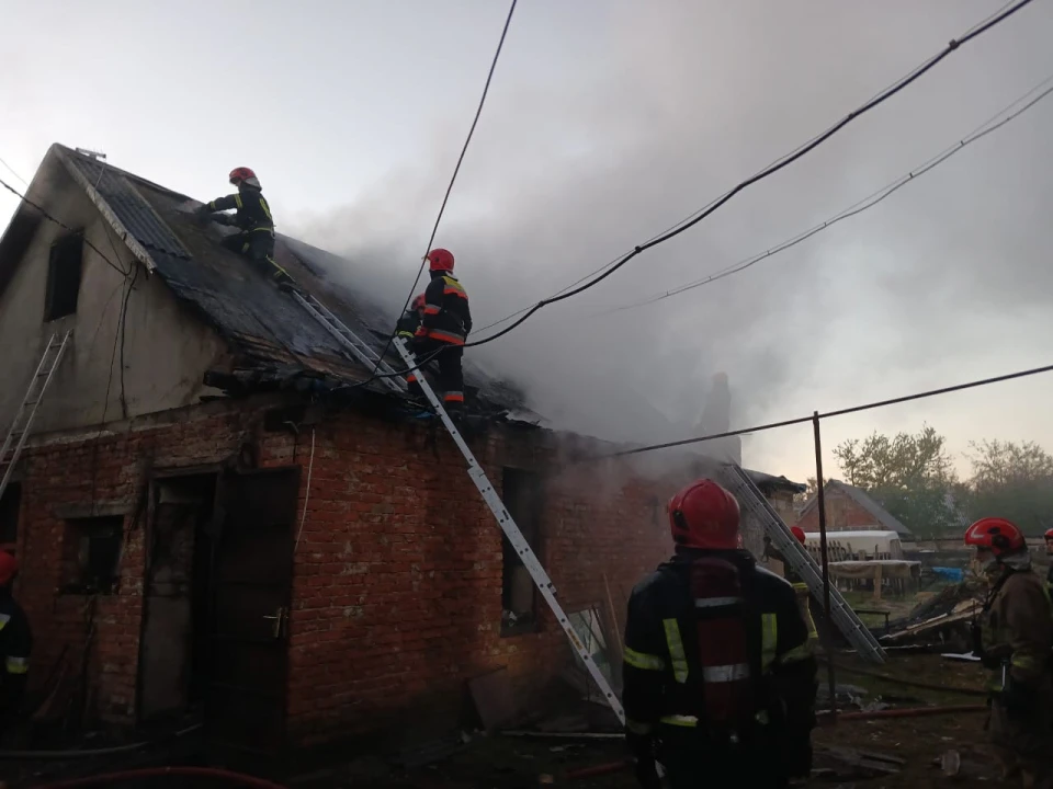 У житловому будинку біля Львова спалахнула пожежа