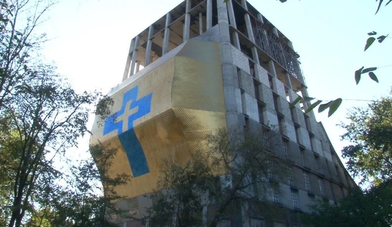 Недобудована дзвіниця-"голуб" поряд із Свято-Михайлівським гарнізонним собором у Черкасах
