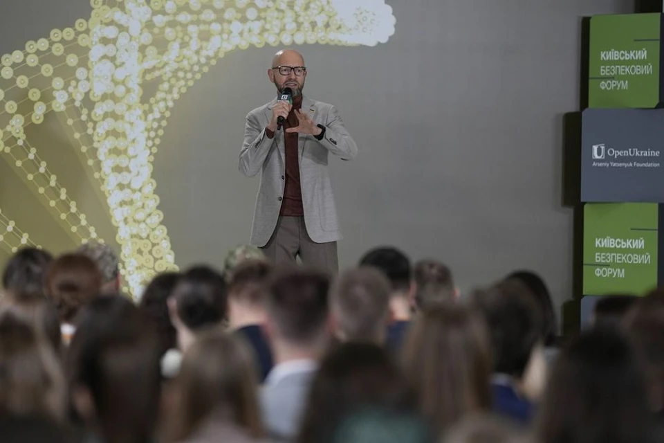 Арсеній Яценюк виступає на молоджному КБФ