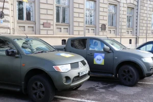 Волонтери з Великої Британії привезли до Львова 38 пікапів для потреб українських захисників