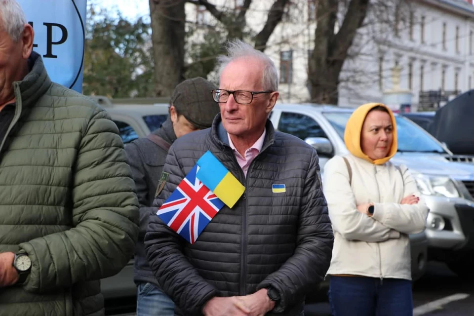 Волонтери з Великої Британії привезли до Львова 38 пікапів для потреб українських захисників