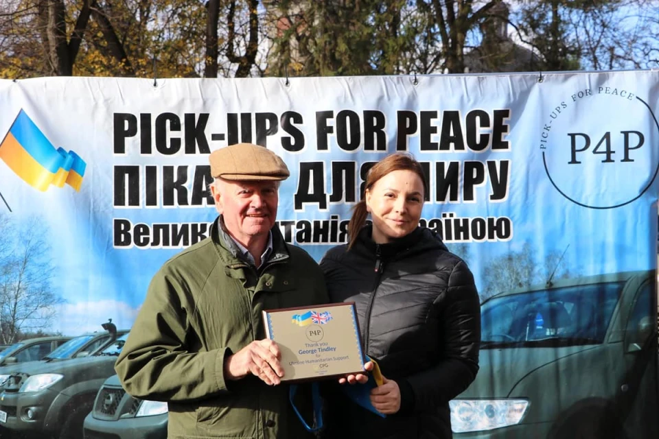 Волонтери з Великої Британії привезли до Львова 38 пікапів для потреб українських захисників