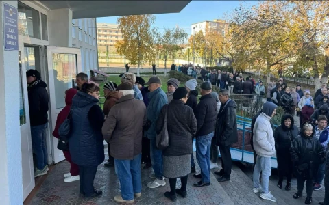Виборці з Придністров'я на дільниці для голосування у Варниці