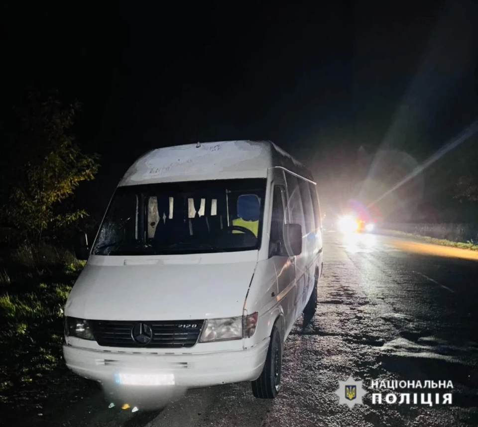На Прикарпатті мікроавтобус на смерть збив чоловіка. Особу загиблого встановлюють