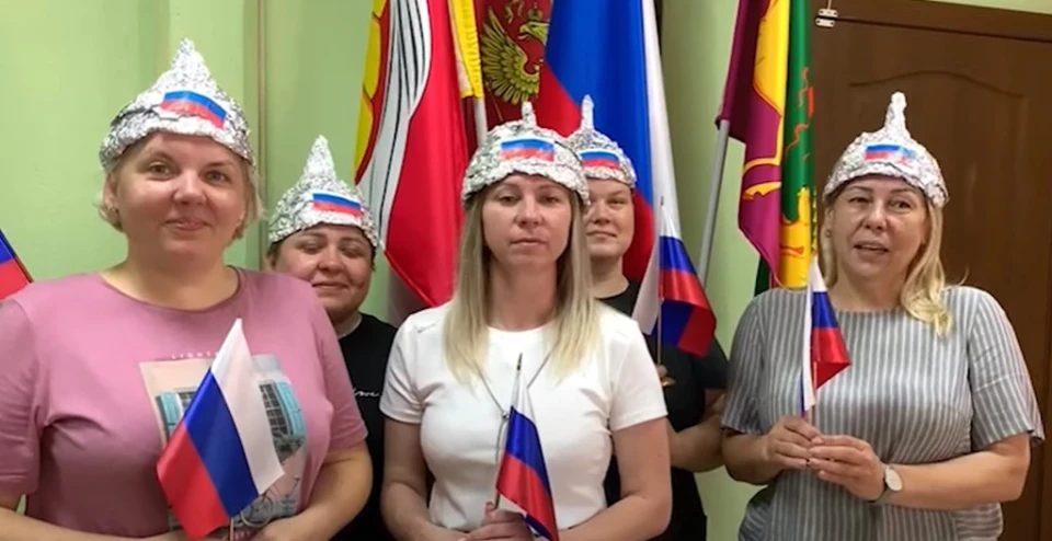 Вчительки з РФ виготовили й одягнули шапочки із фольги для захисту від "опромінення супутниками НАТО"