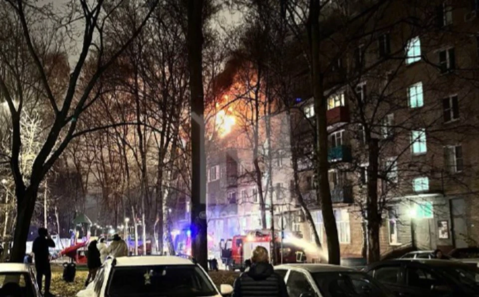 Пожежа після вибуху у 5-поверхівці на Карельському бульварі в Москві