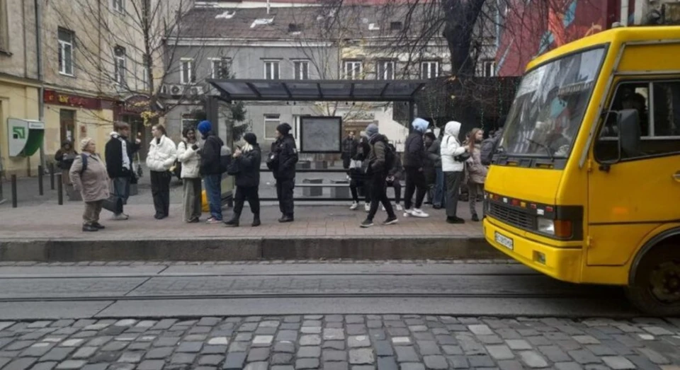 зупинка на вул. Дорошенка, 3 у Львові