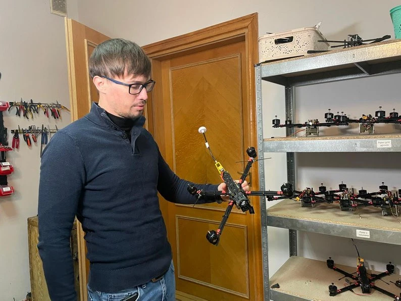 Щомісяця виготовляють 100 квадрокоптерів: як працює дронарня у Тернополі