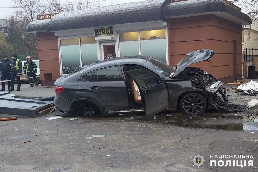 Пʼяний водій вʼїхав у зупинку: у Хмельницькому загинули три жінки, які чекали автобус