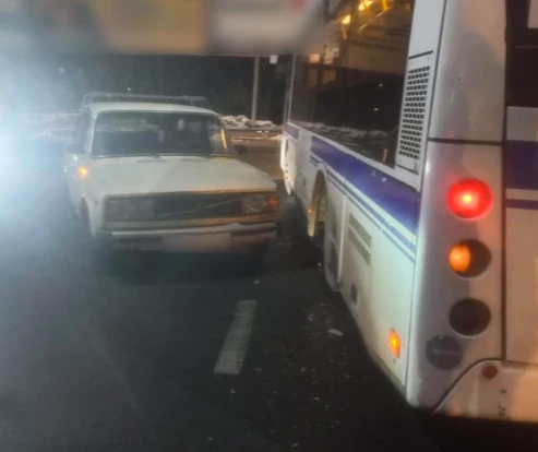 Увечері в Тернополі пʼяний водій авто вʼїхав в автобус