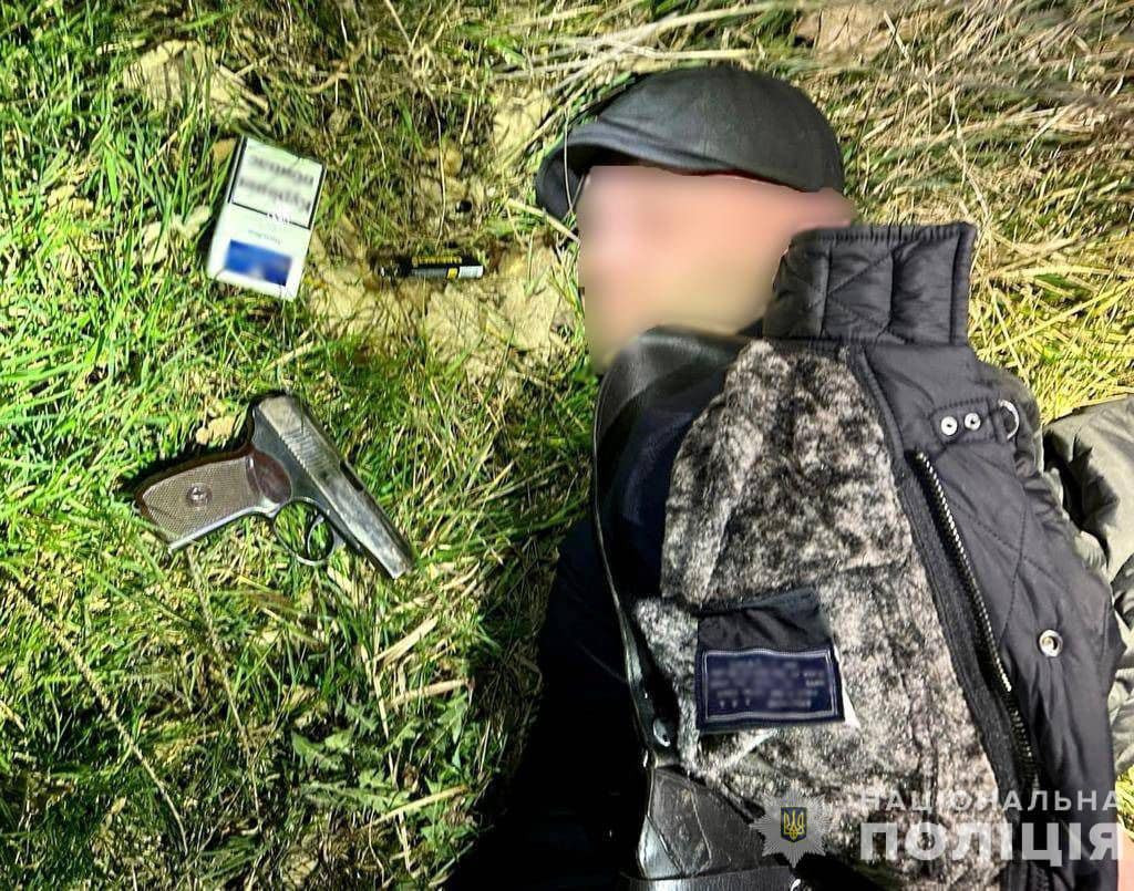 обив людину та незаконно володів цілим арсеналом зброї
