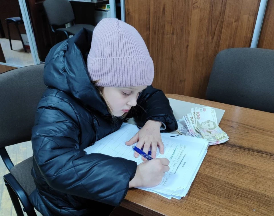 Школярка зі Львівщини передала ЗСУ кошти, виручені з продажу власноруч виготовлених браслетів