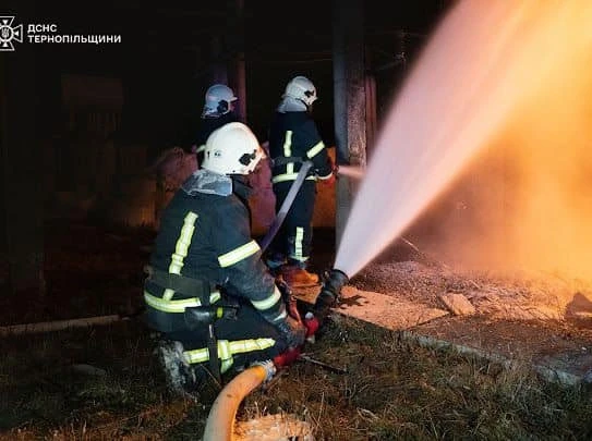 Рятувальники ліквідовують наслідки влучання "шахеда" у Тернополі 3 грудня
