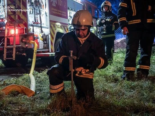 Рятувальники ліквідовують наслідки влучання "шахеда" у Тернополі 3 грудня