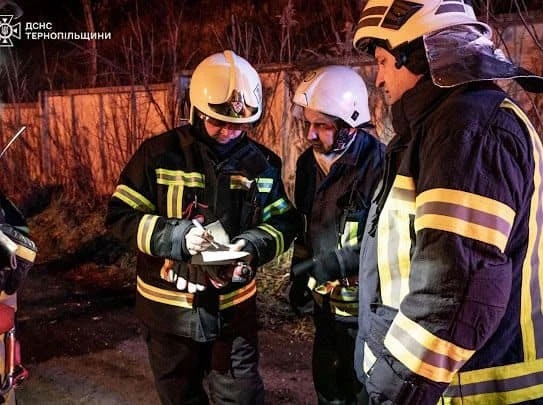 Рятувальники ліквідовують наслідки влучання "шахеда" у Тернополі 3 грудня