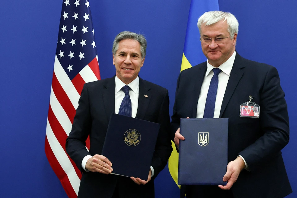 Держсекретар США Ентоні Блінкен (ліворуч) і міністр закордонних справ України Андрій Сибіга
