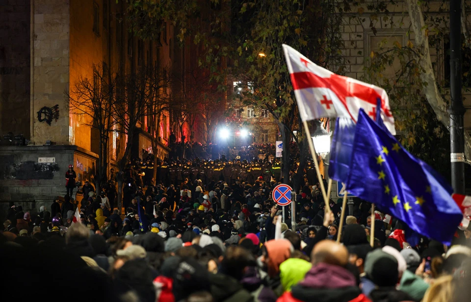 Грузія, біля будівлі парламенту