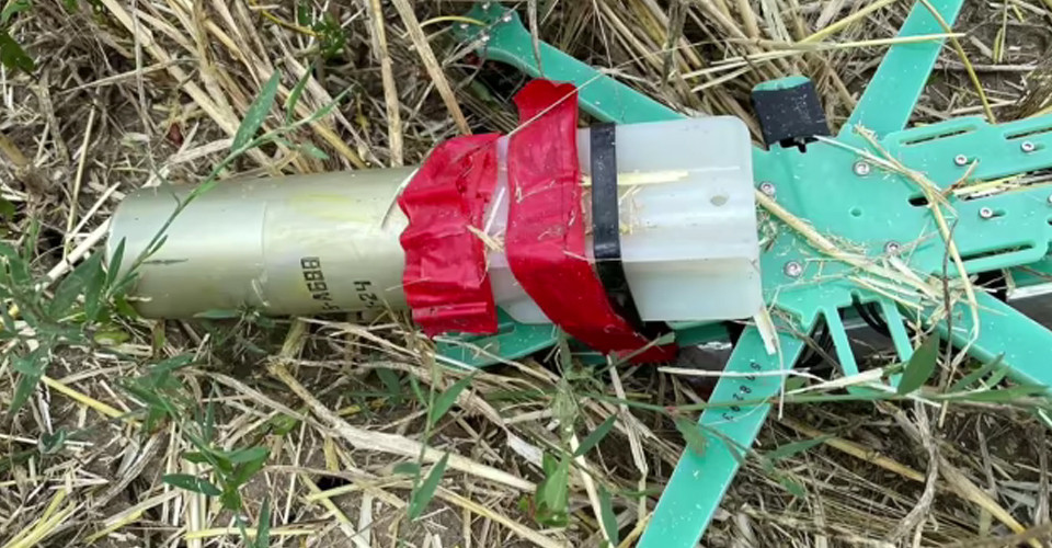 російський FPV-дрон з прикріпленим саморобним вибуховим пристроєм