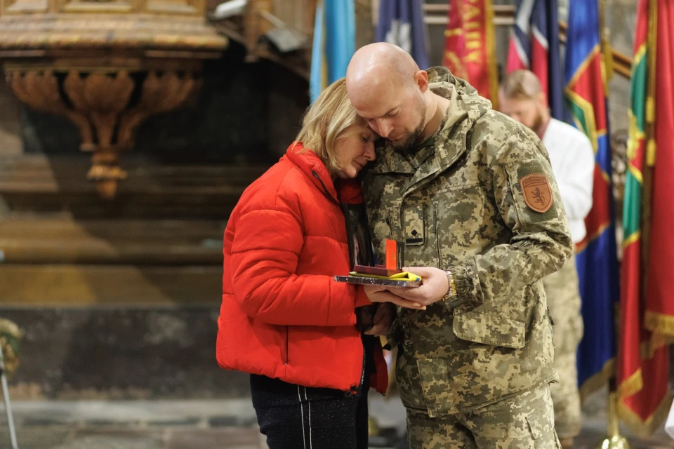У Львові родинам загиблих бійців Королівської бригади вручили ордени "Хрест Героя"