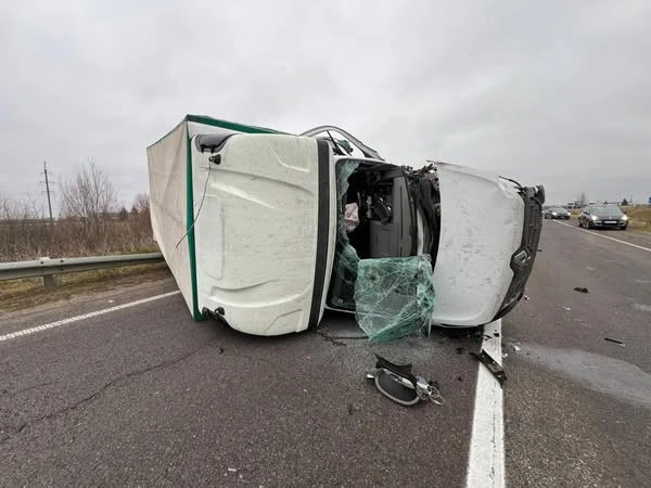 На Львівщині унаслідок зіткнення вантажівки та кросовера травмовані 5 людей