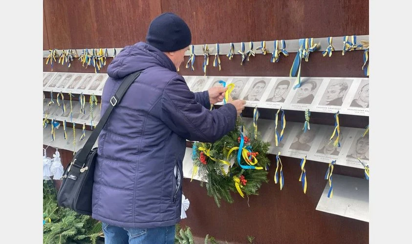 У Львові родини Героїв Небесної Сотні традиційно прикрасили Меморіал до різдвяно-новорічних свят