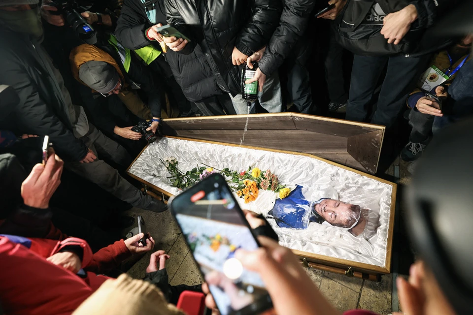 Протестувальники у Грузії спалили труну із зображенням Іванішвілі