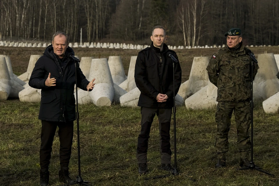 Цезарій Томчик (у центрі) відвідує польський кордон у Дамбровці, Польща