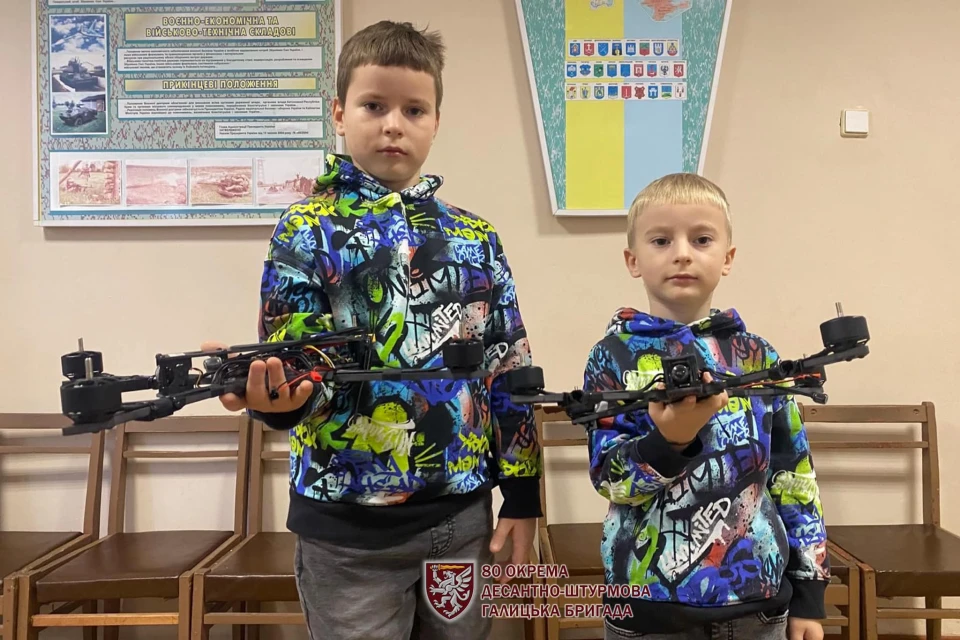 Двоє маленьких львів'ян у листі до Миколая попросили fpv-дрони для військових та з батьками передали їх на фронт