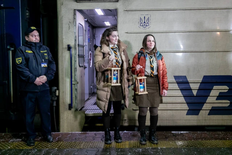 В Україну привезли Вифлеємський вогонь миру