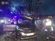 На Волині сильний вітер повалив дерево на автомобіль, заблокувавши водія всередині