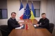 Володимир Зеленський та Емманюель Макрон сидять за столом