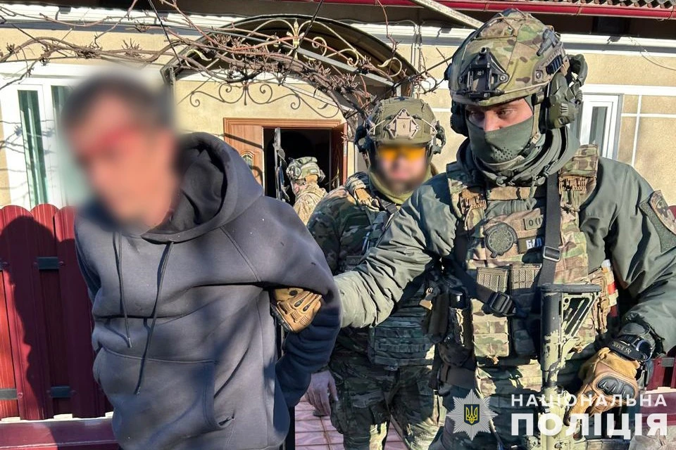 погрожував гранатою