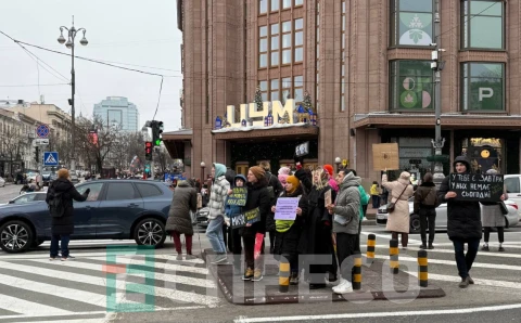 Біля столичного ЦУМу зібралися на акцію з вимогою сприяти визволенню полонених (22.12.2024)