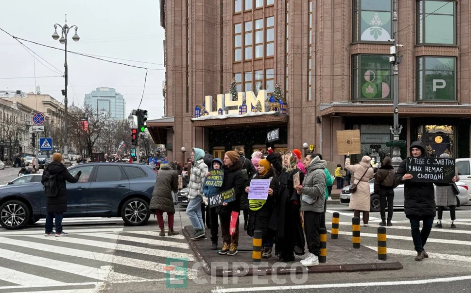 Біля столичного ЦУМу зібралися на акцію з вимогою сприяти визволенню полонених (22.12.2024)