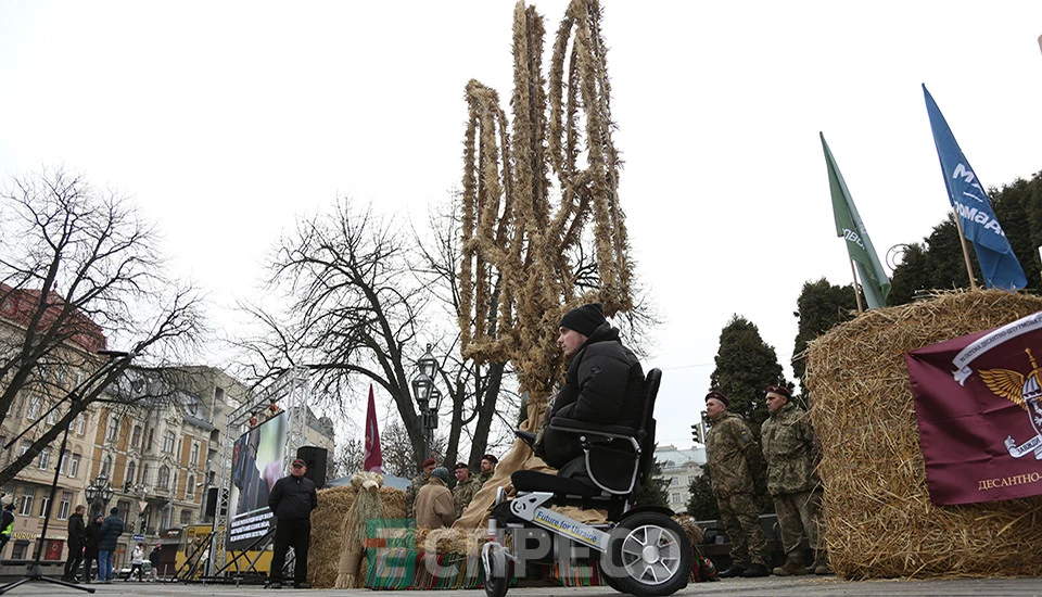 презентація тризуба з дідухів від 80-ки у Львові