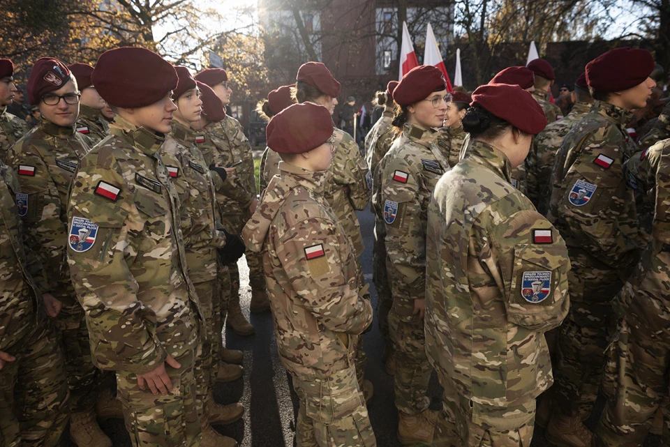 Молодь з військової школи чекає на початок 21-го Параду Незалежності. Гданьсь