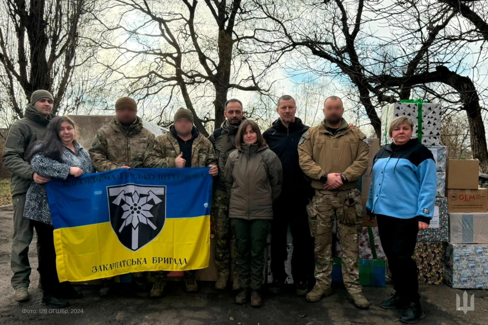 Бійці 128-ї закарпатської бригади підписали прапор для школярів фронтового селища