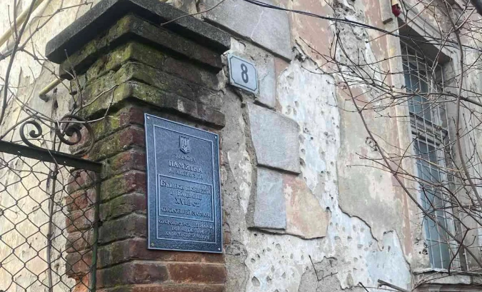 В Ужгороді демонтували ще дві радянські таблички