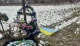 пошкоджені прапори на могилах військових у селі Білоусівка