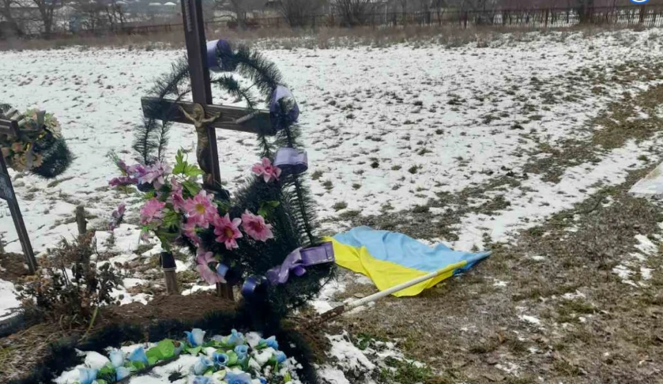 пошкоджені прапори на могилах військових у селі Білоусівка