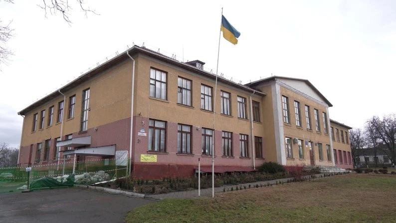 На Рівненщині школярі ліцею, де обвалилася стіна, повернулися на навчання у першу зміну