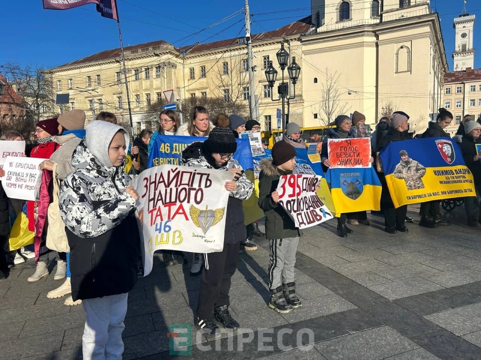 Біля памʼятника Шевченку у Львові проходить акція "Не мовчи! Полон вбиває"