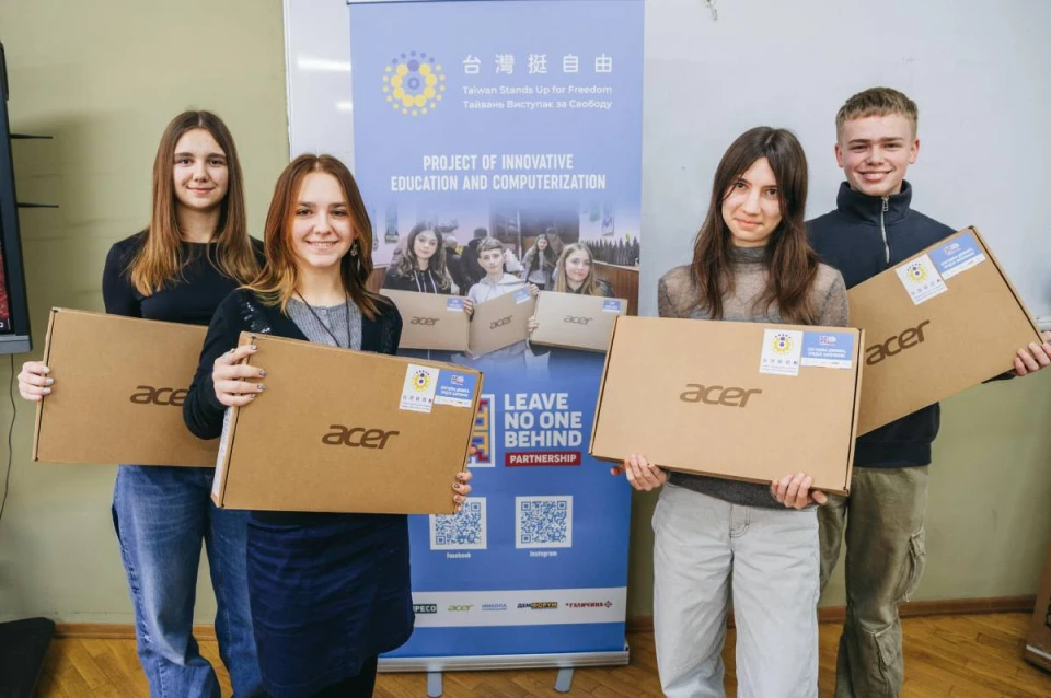 Програма Leave no one behind: школи отримали ноутбуки