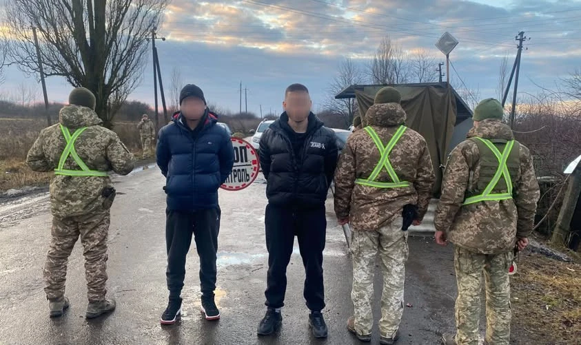 На Закарпатті затримали двох молодиків та місцеву жінку, яка везла їх до кордону