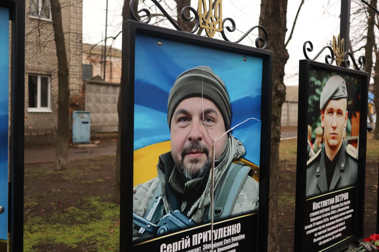 Пошкоджені портрети загиблих бійців на Алеї пам'яті