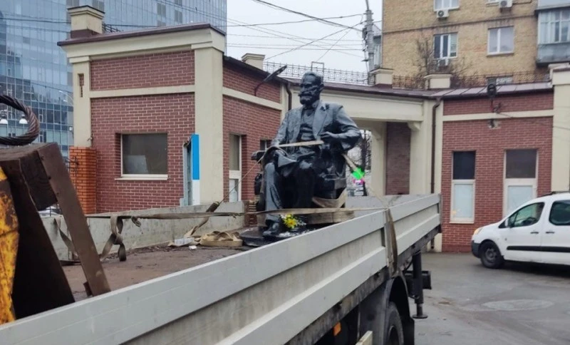 Пам'ятник російському фізіологу Івану Павлову
