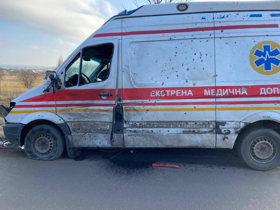 росіяни вдарили біля автомобіля швидкої допомоги